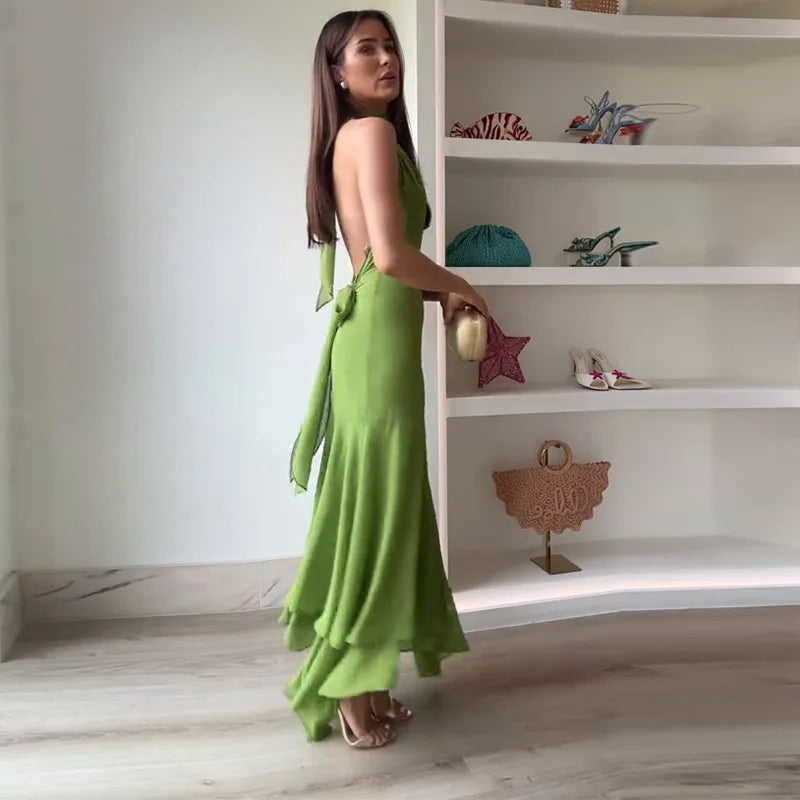 Vestido Comprido com Decote Halter, Folhos e Costas Descobertas em Verde — foto 1 | Tolobasao