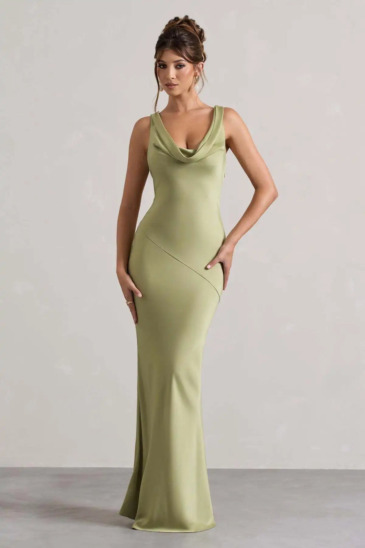 Vestido Comprido de Cetim com Costas Descobertas — foto 28 | Tolobasao