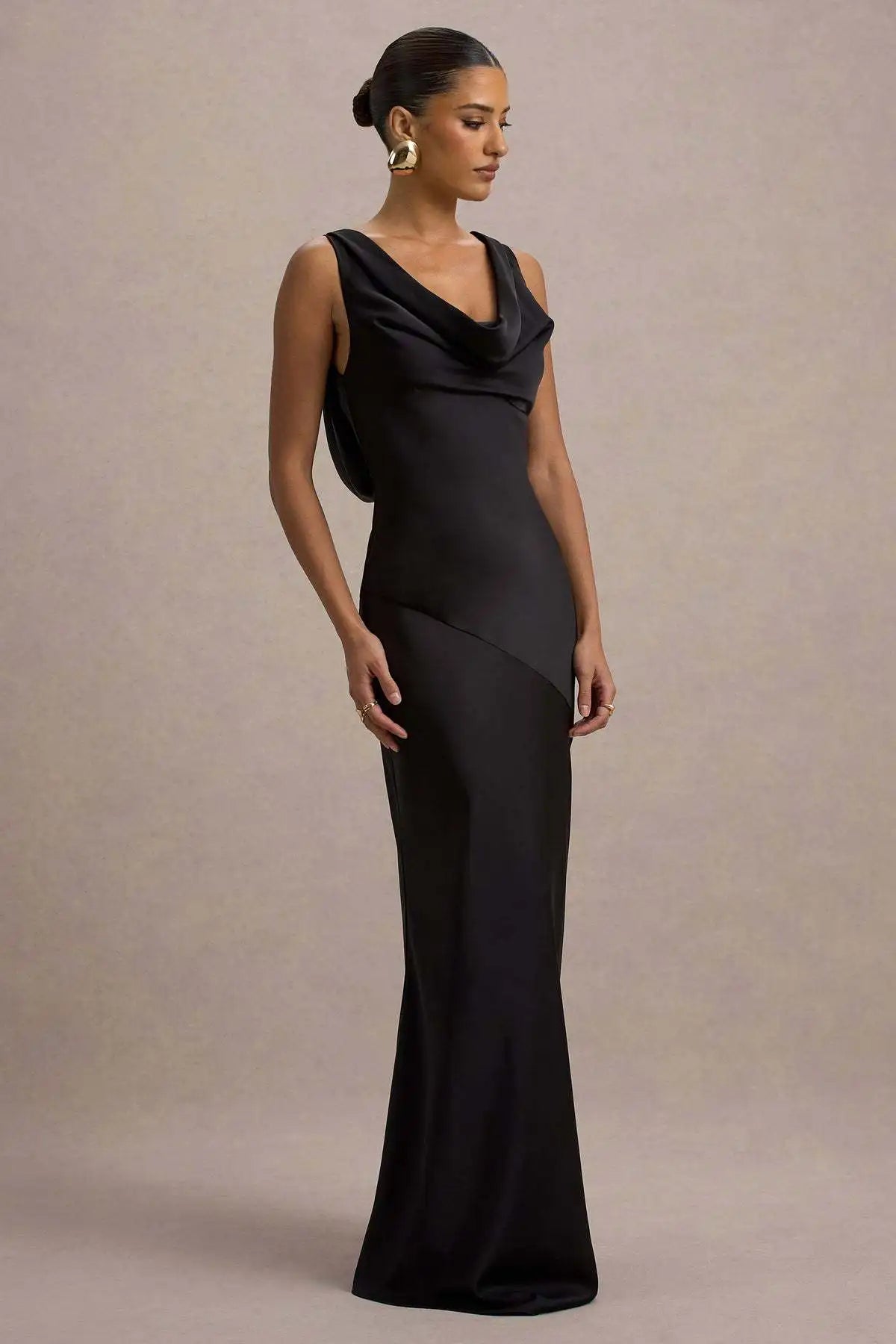 Vestido Comprido de Cetim com Costas Descobertas — foto 25 | Tolobasao