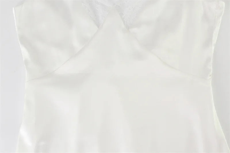 Vestido Curto de Cetim com Renda e Costas Descobertas — foto 14 | Tolobasao