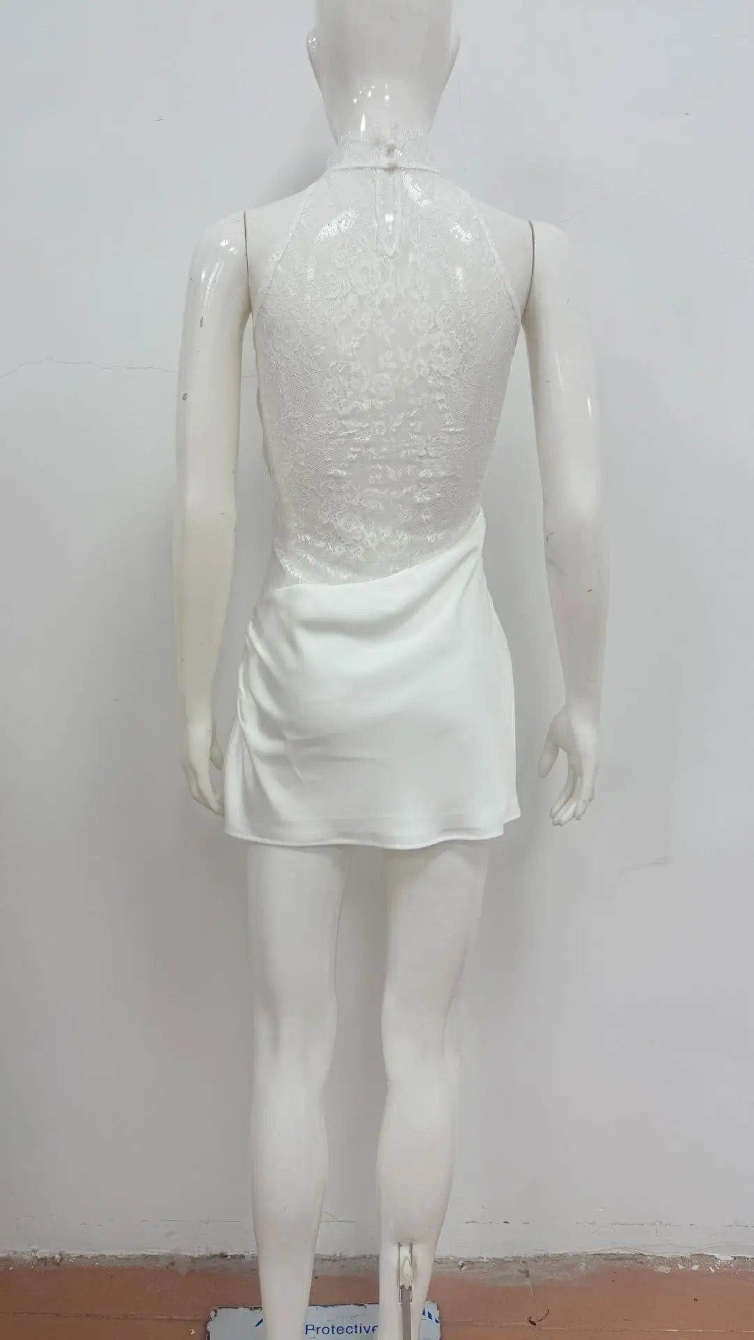 Vestido Curto Branco de Renda com Gola Alta — foto 10 | Tolobasao