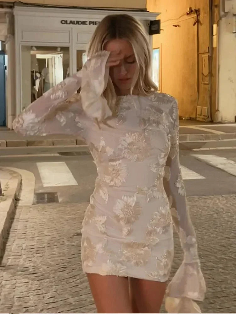 Vestido Curto Bordado com Costas Descobertas — foto 46 | Tolobasao