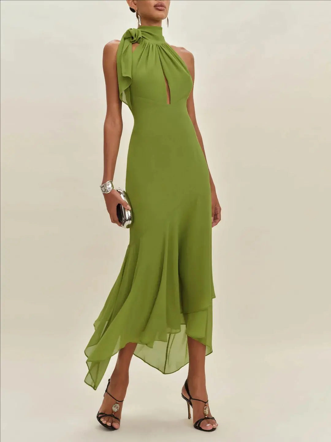 Vestido Comprido com Decote Halter, Folhos e Costas Descobertas em Verde — foto 6 | Tolobasao
