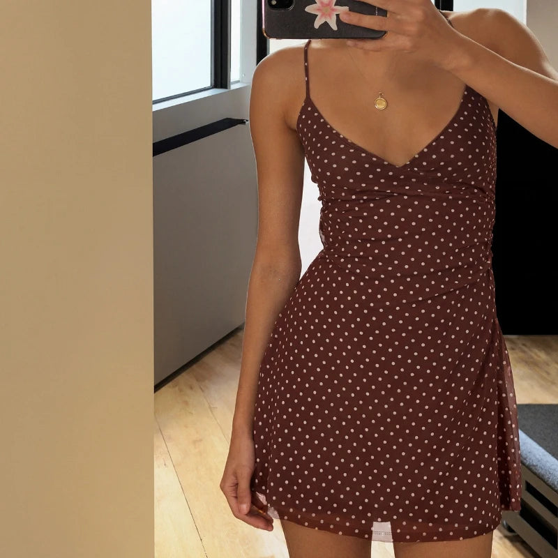 Vestido Curto de Bolas sem Mangas em Castanho — foto 2 | Tolobasao
