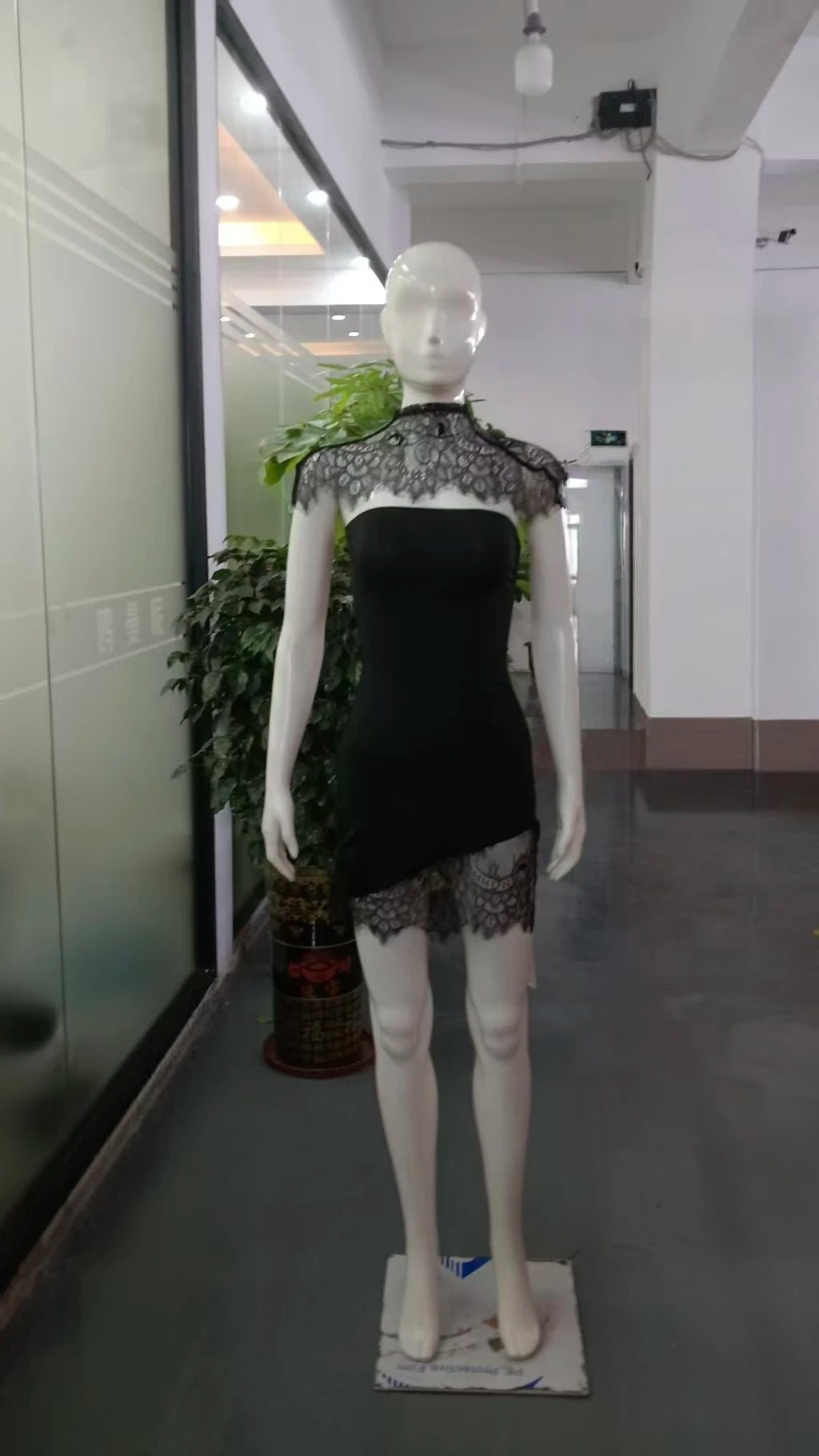 Vestido Curto de Renda com Gola Alta — Modelo B em Preto — foto 11 | Tolobasao