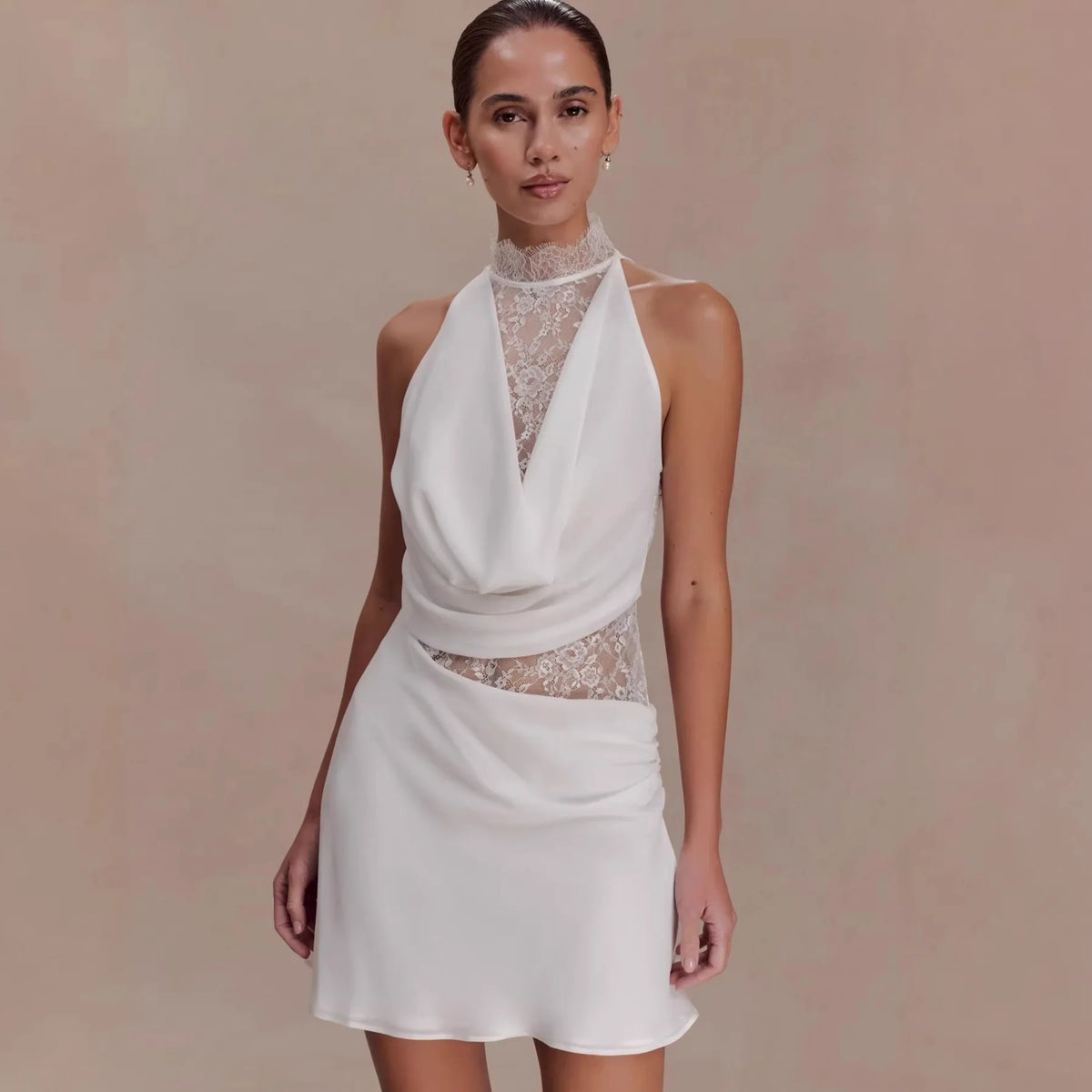 Vestido Curto Branco de Renda com Gola Alta — foto 21 | Tolobasao