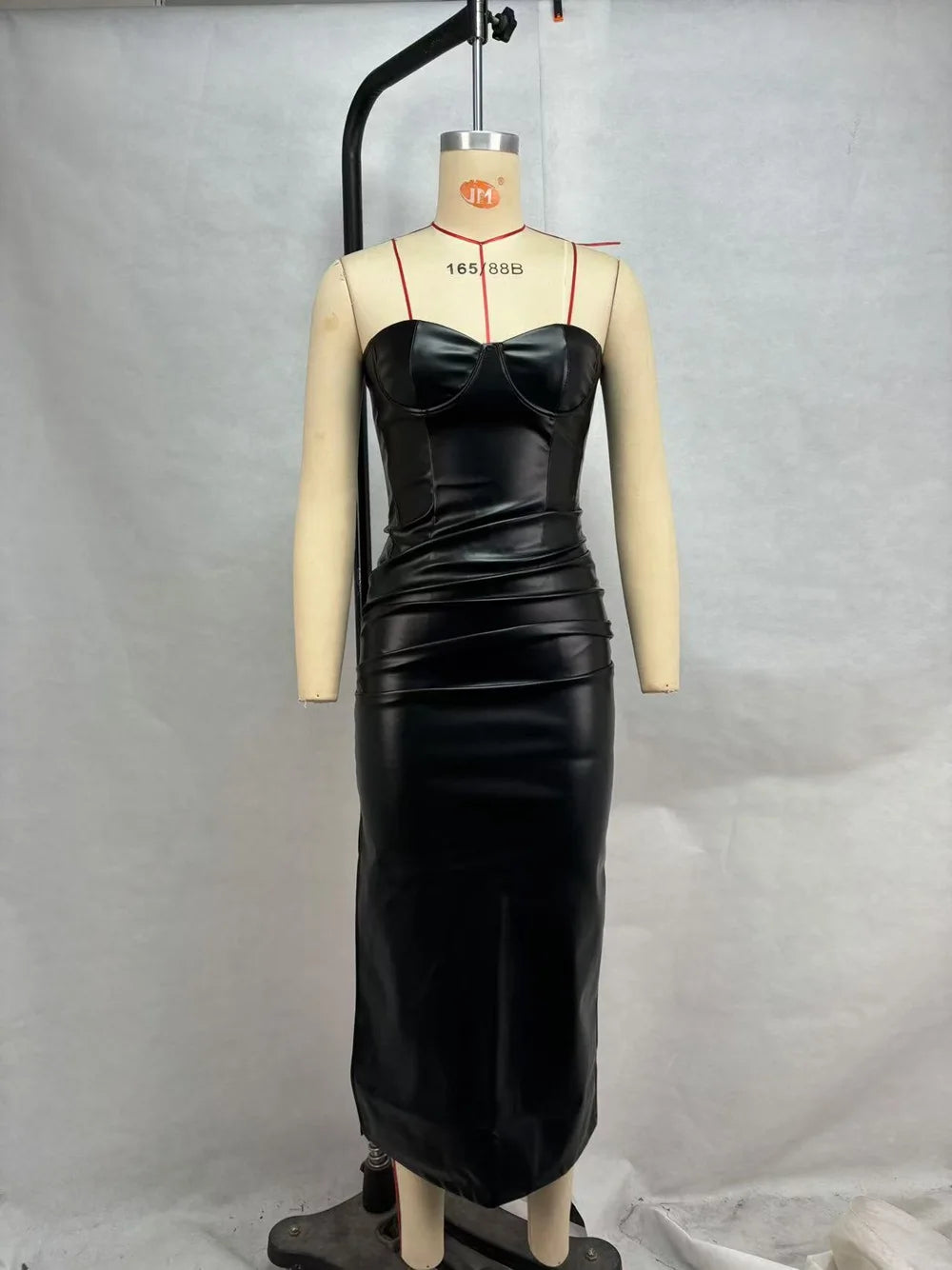 Vestido Comprido Vermelho com Efeito Couro e Corpete — foto 10 | Tolobasao