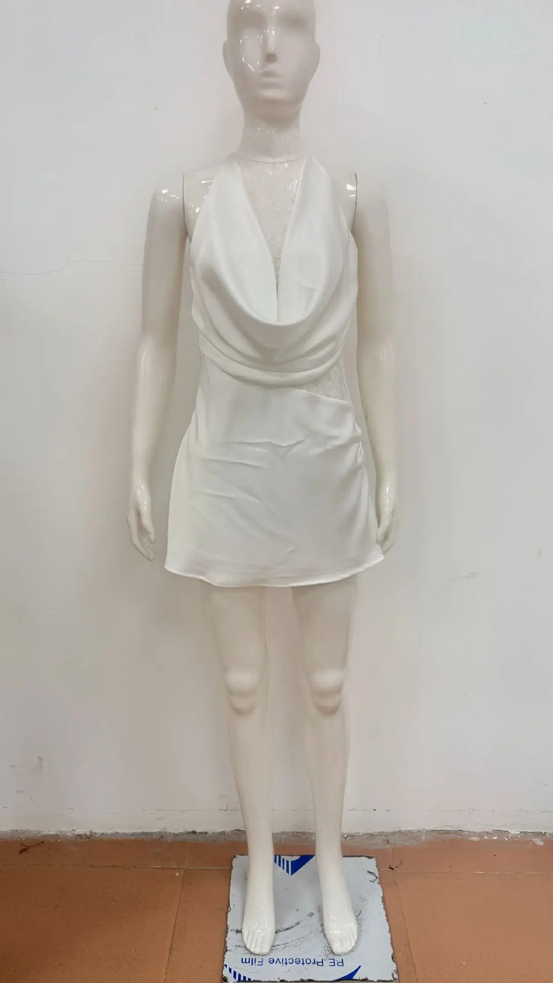 Vestido Curto Branco de Renda com Gola Alta — foto 9 | Tolobasao