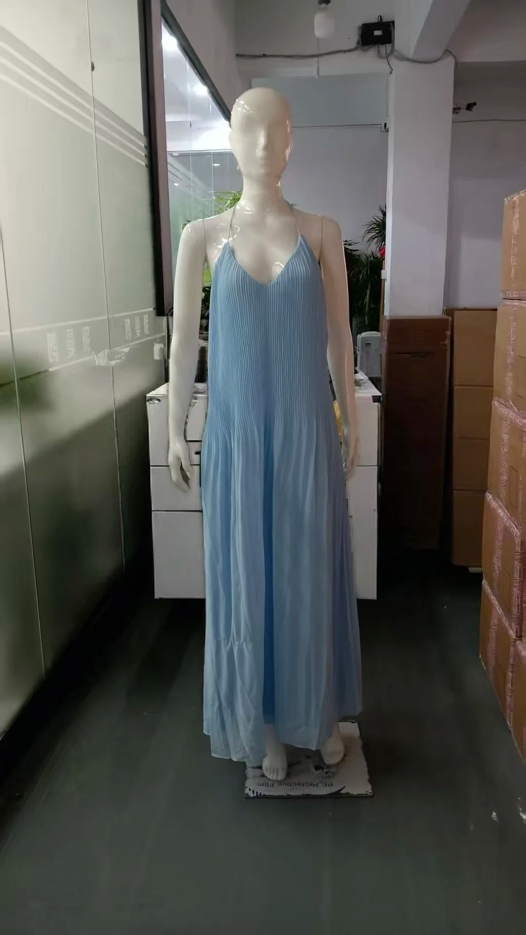Vestido Comprido Plissado com Decote Halter e Costas Descobertas em Azul — foto 12 | Tolobasao