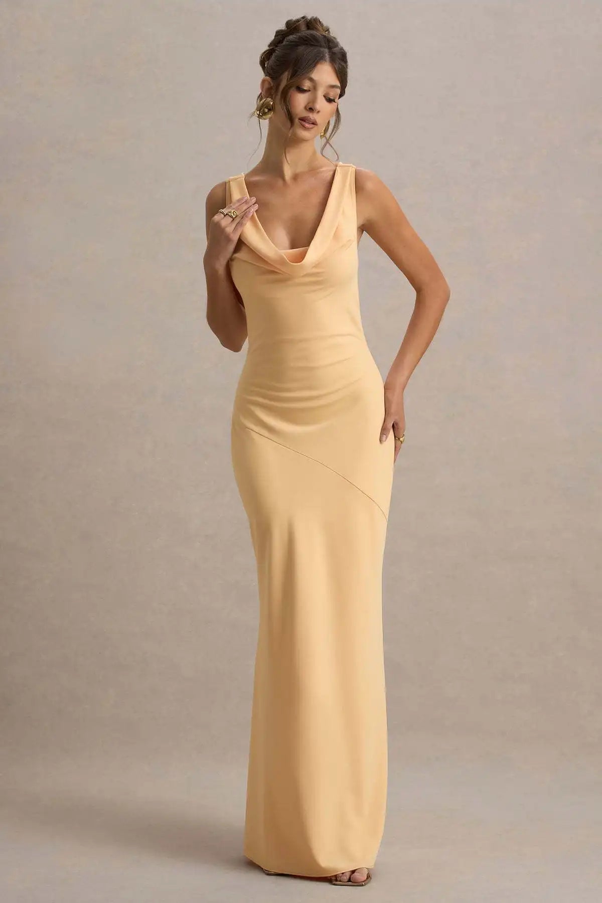 Vestido Comprido de Cetim com Costas Descobertas — foto 41 | Tolobasao