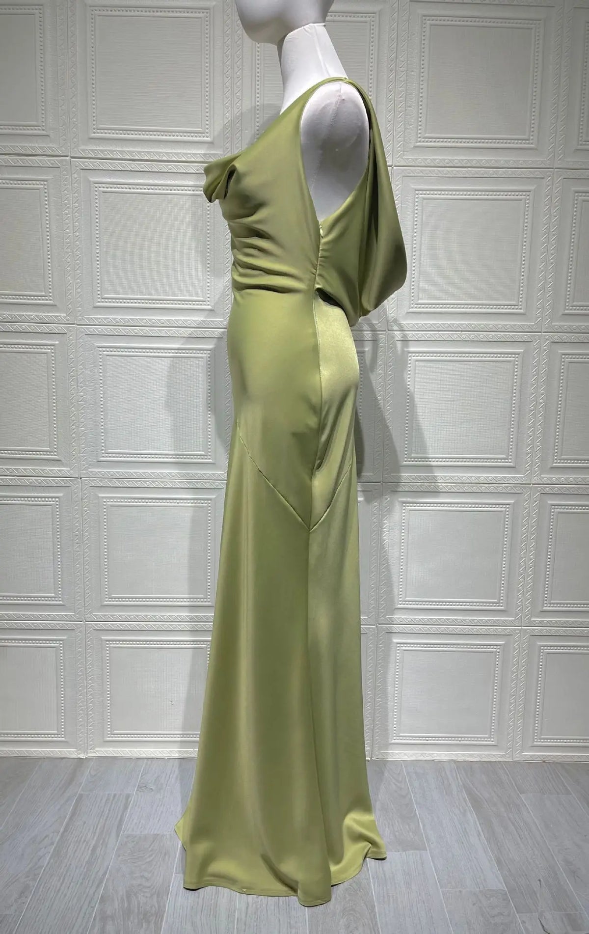 Vestido Comprido de Cetim com Costas Descobertas — foto 10 | Tolobasao