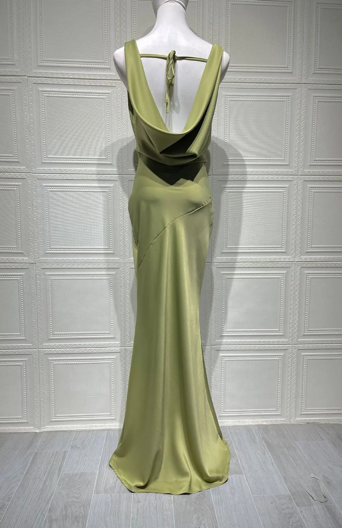 Vestido Comprido de Cetim com Costas Descobertas — foto 11 | Tolobasao