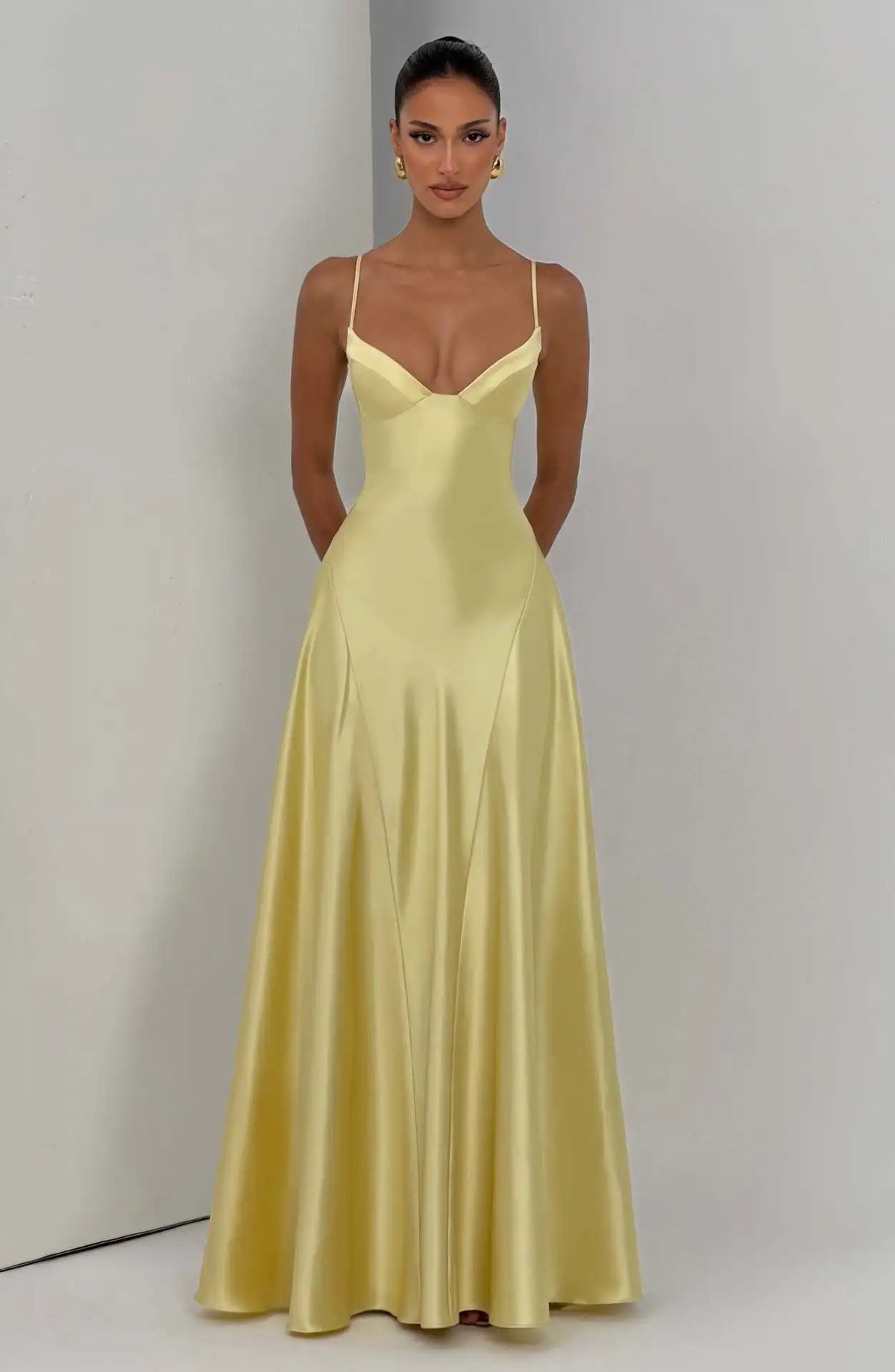 Vestido Comprido de Cetim com Corpete e Costas Descobertas — foto 10 | Tolobasao