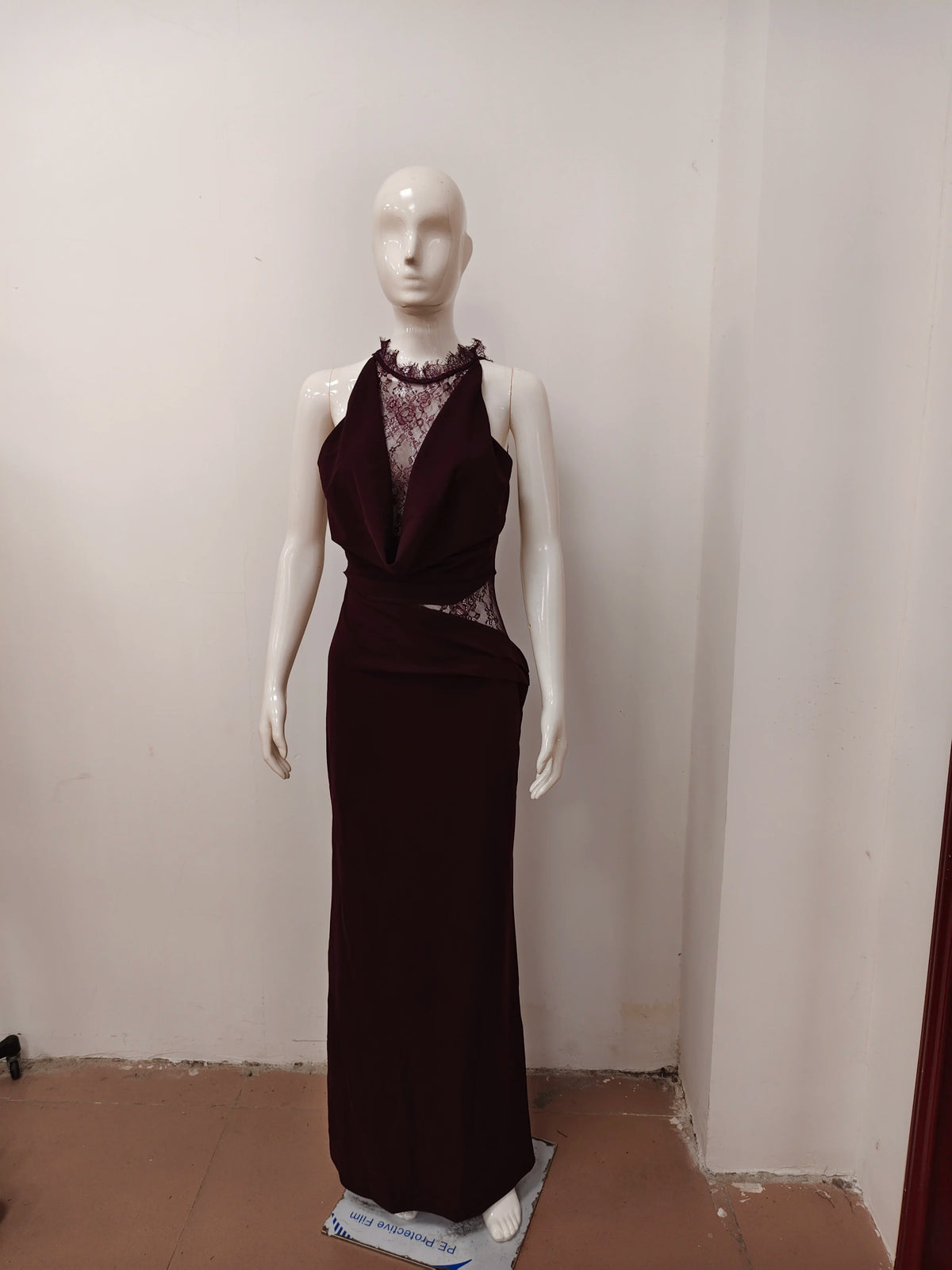 Vestido Comprido de Renda com Gola Alta — foto 14 | Tolobasao