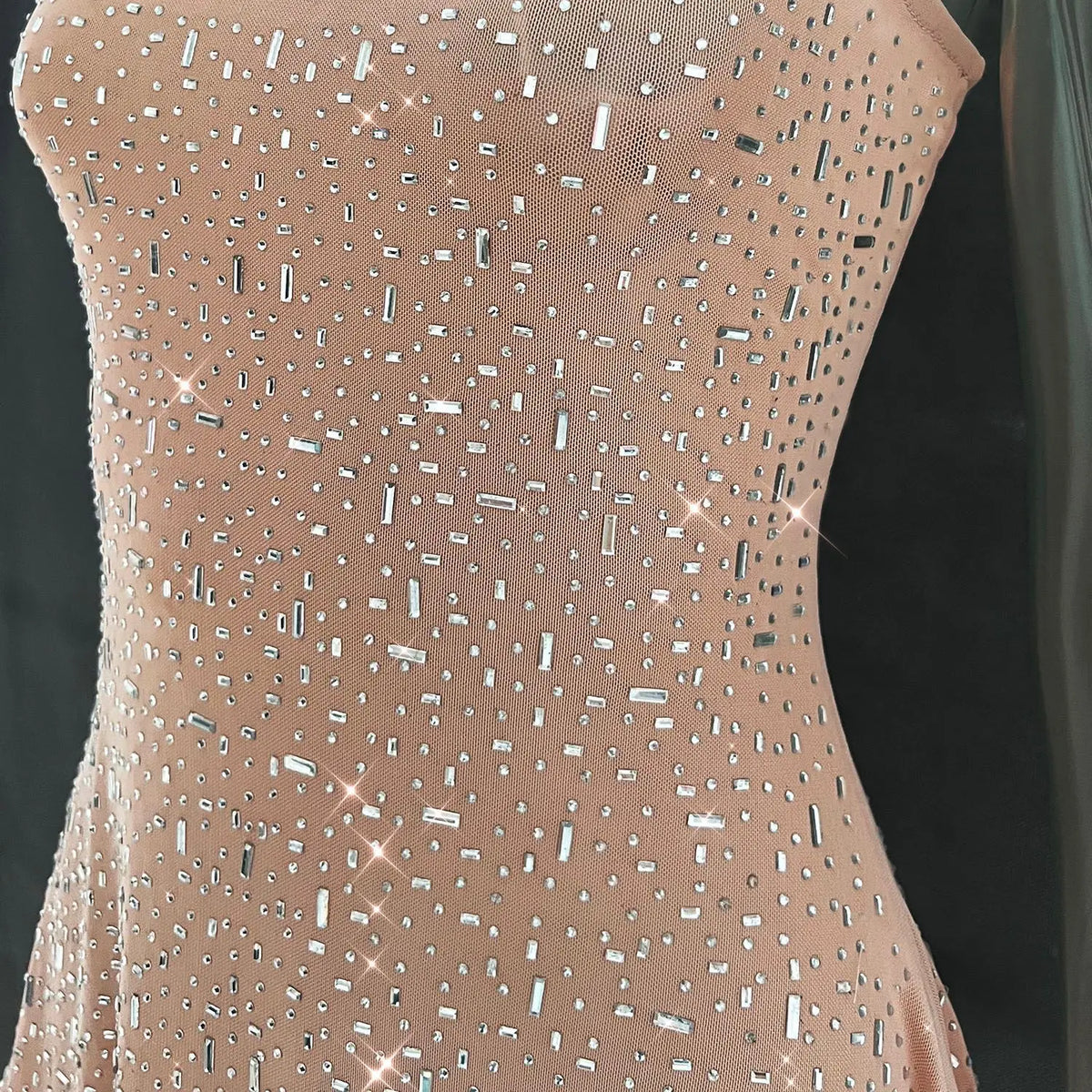 Vestido Curto com Brilho e Pedrarias — foto 11 | Tolobasao