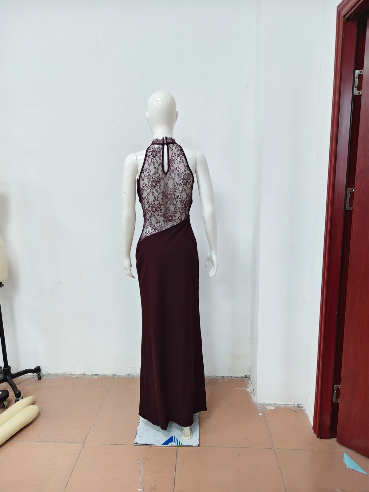 Vestido Comprido de Renda com Gola Alta — foto 13 | Tolobasao