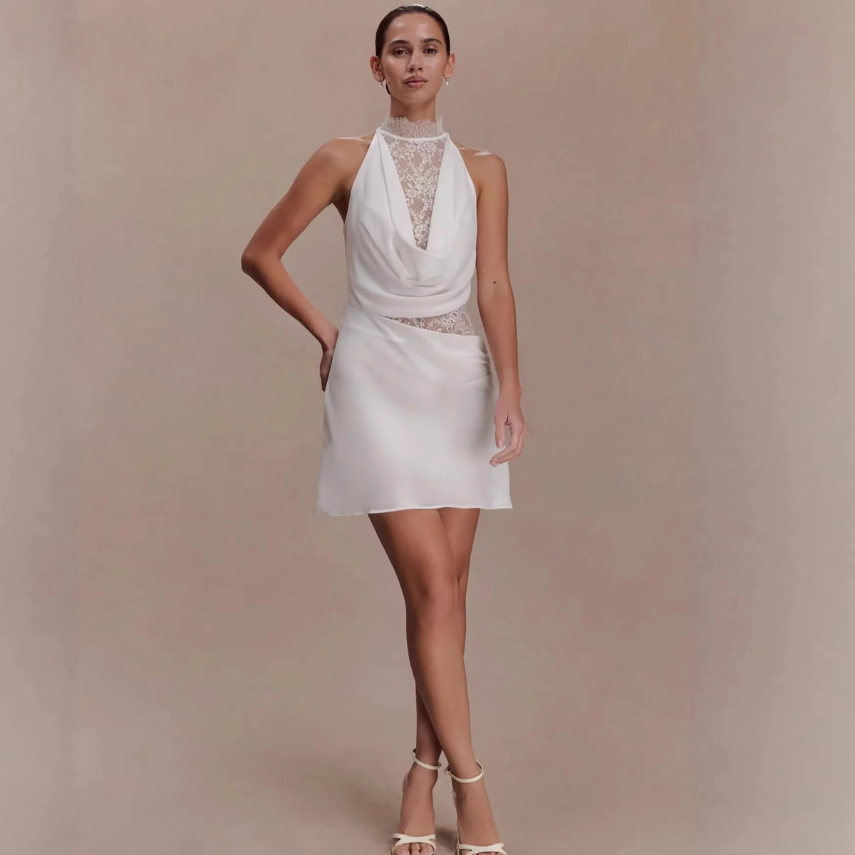 Vestido Curto Branco de Renda com Gola Alta — foto 3 | Tolobasao