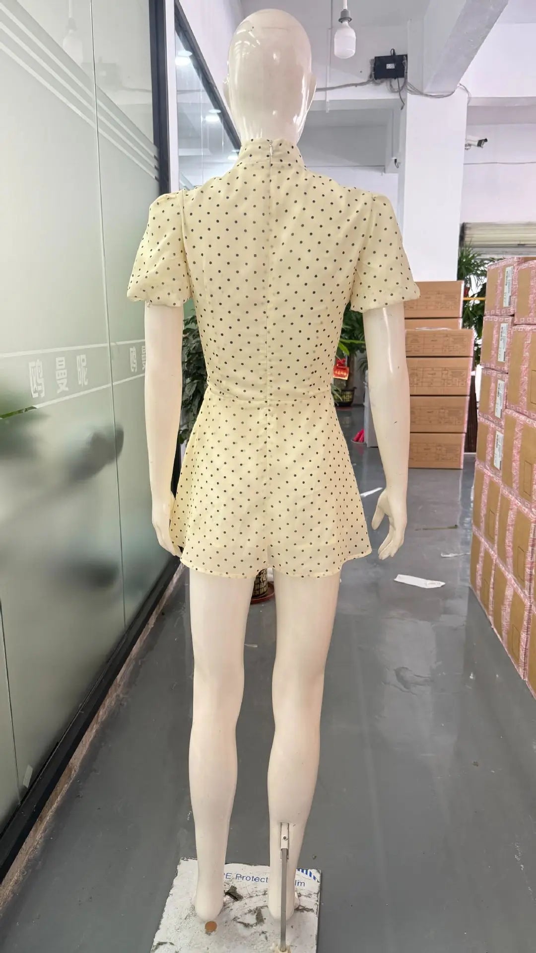 Vestido Curto de Bolas com Mangas Balão — foto 11 | Tolobasao