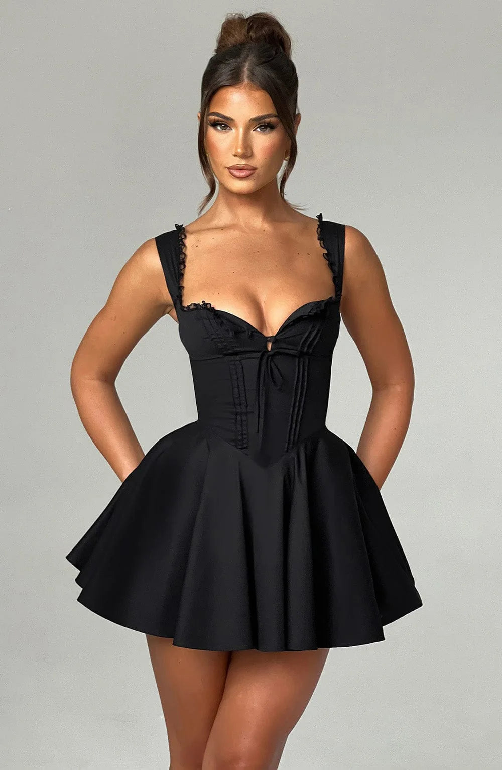 Vestido Curto com Corpete de Renda e Botões — foto 36 | Tolobasao