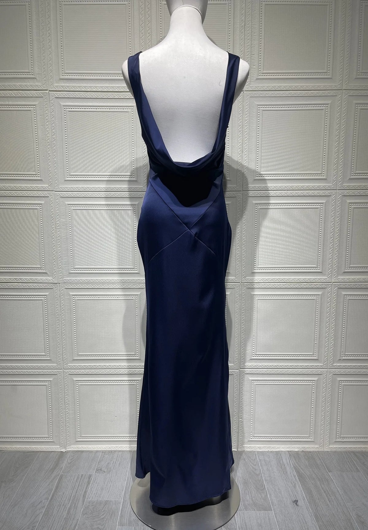 Vestido Comprido Acetinado com Costas Descobertas — Amarelo — foto 14 | Tolobasao