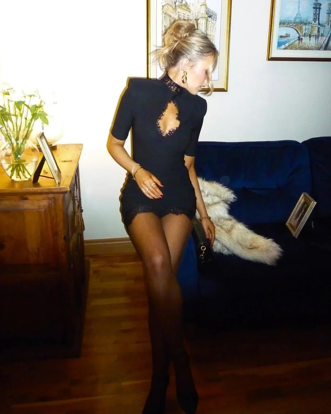 Vestido Curto de Renda com Gola Alta — Modelo A em Preto — foto 6 | Tolobasao