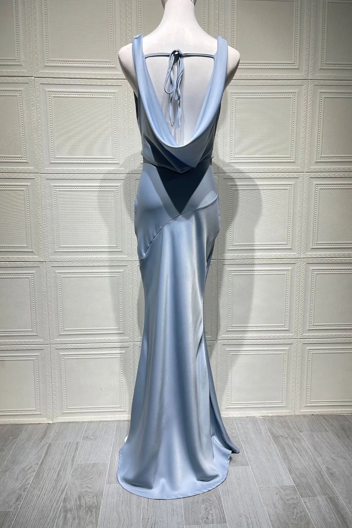 Vestido Comprido de Cetim com Costas Descobertas — foto 8 | Tolobasao