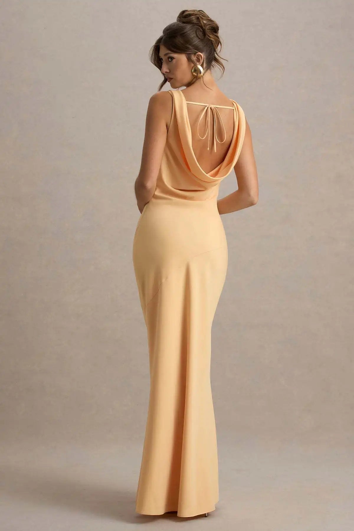 Vestido Comprido de Cetim com Costas Descobertas — foto 33 | Tolobasao