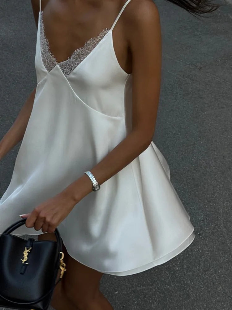Vestido Curto de Cetim com Renda e Costas Descobertas — foto 29 | Tolobasao
