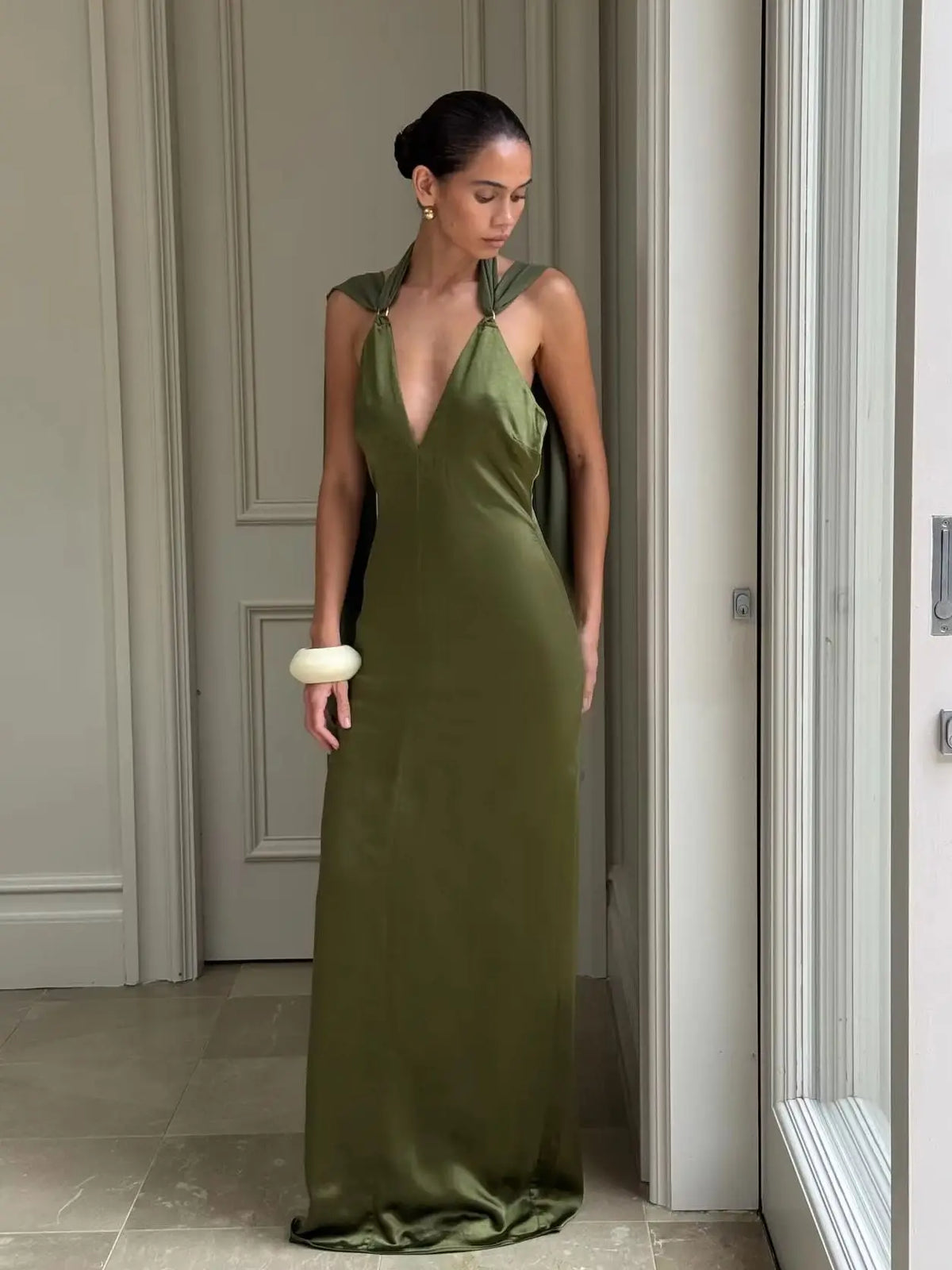 Vestido Comprido Verde de Cetim com Laço — foto 2 | Tolobasao