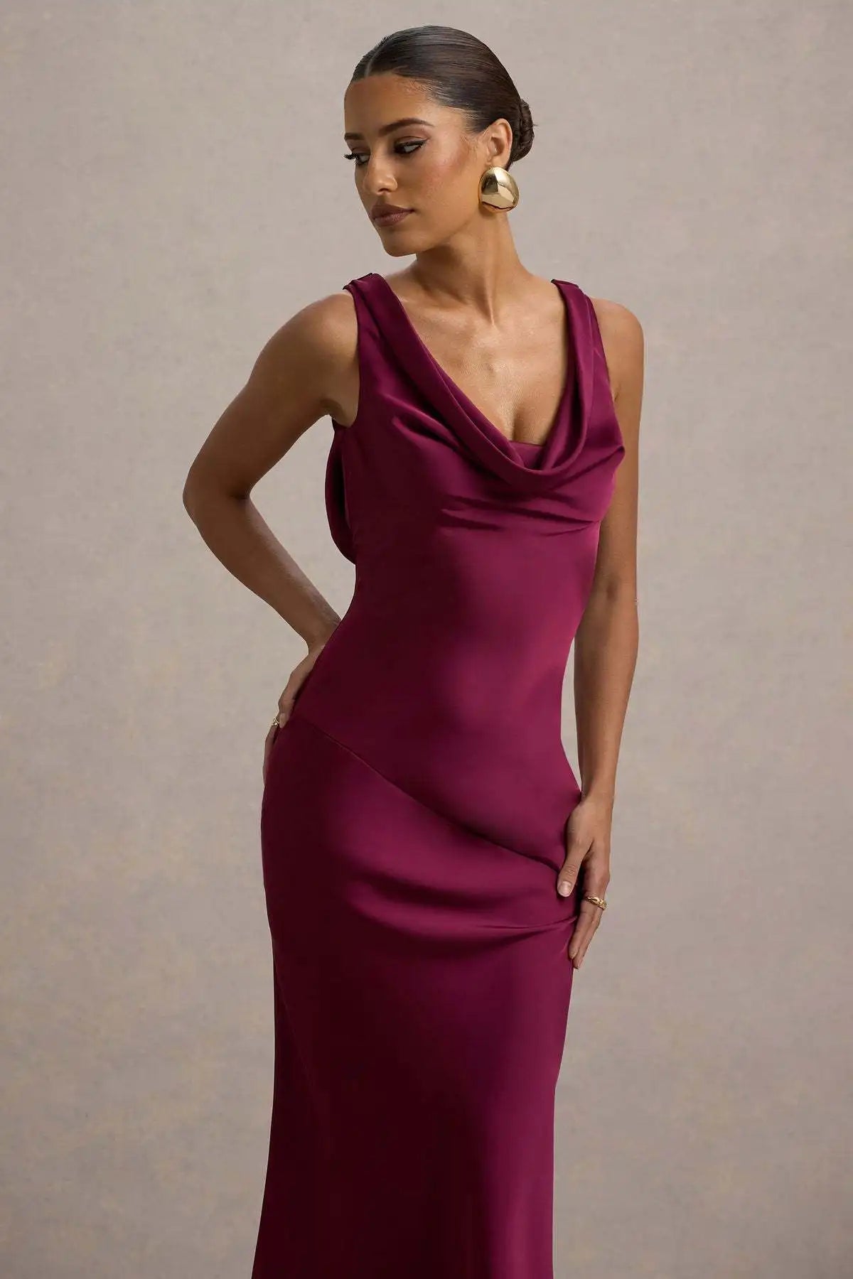 Vestido Comprido de Cetim com Costas Descobertas — foto 19 | Tolobasao