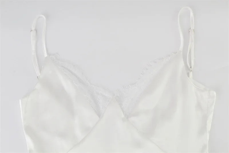 Vestido Curto de Cetim com Renda e Costas Descobertas — foto 13 | Tolobasao