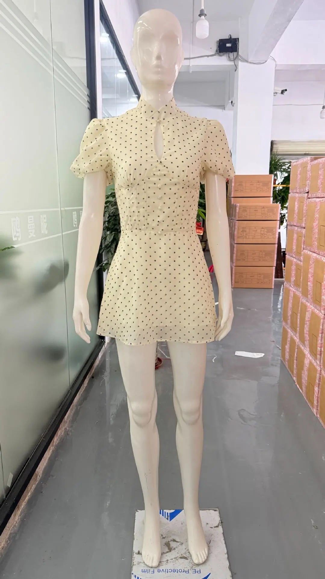 Vestido Curto de Bolas com Mangas Balão — foto 12 | Tolobasao