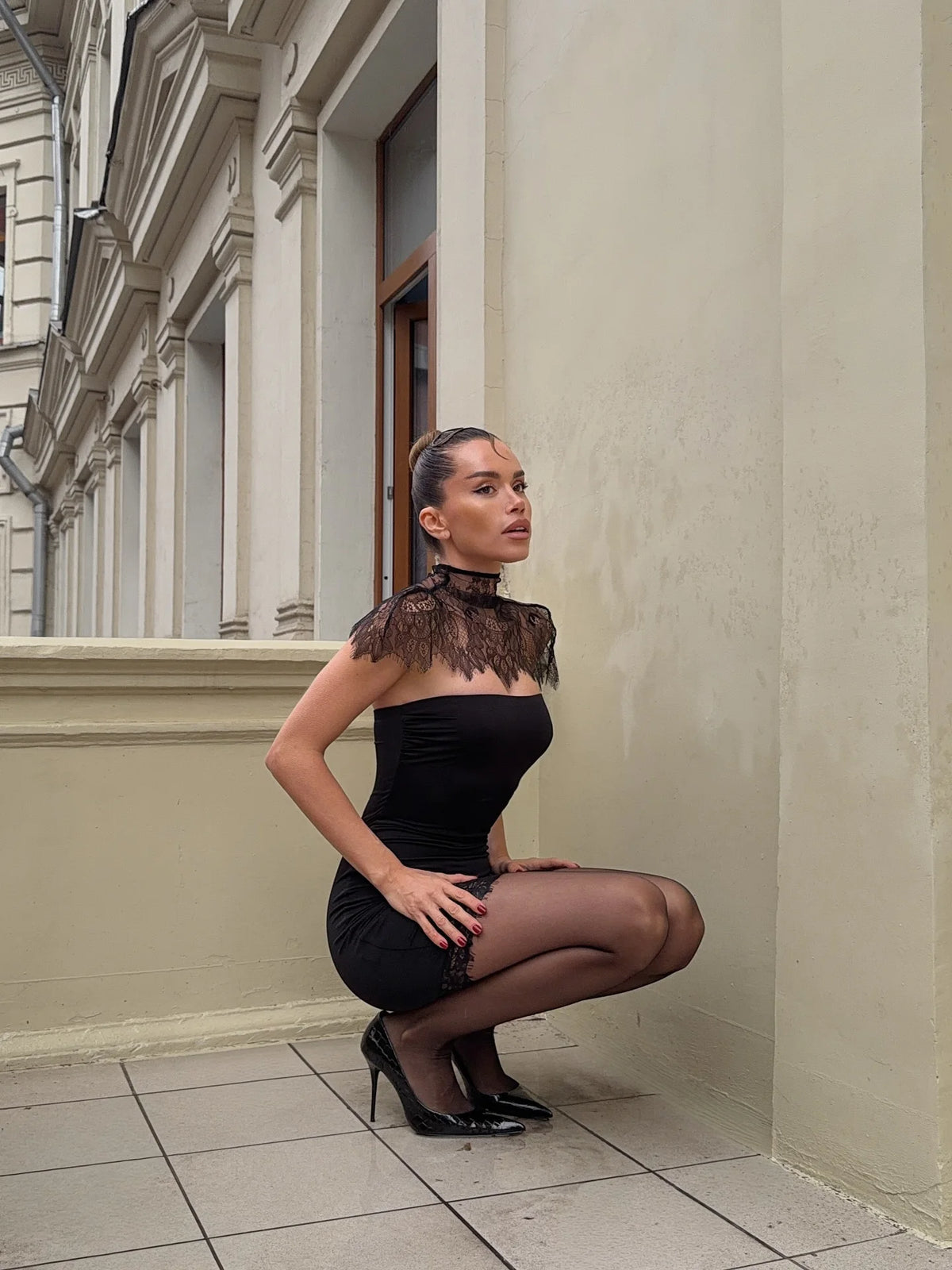 Vestido Curto de Renda com Gola Alta — Modelo B em Preto — foto 26 | Tolobasao