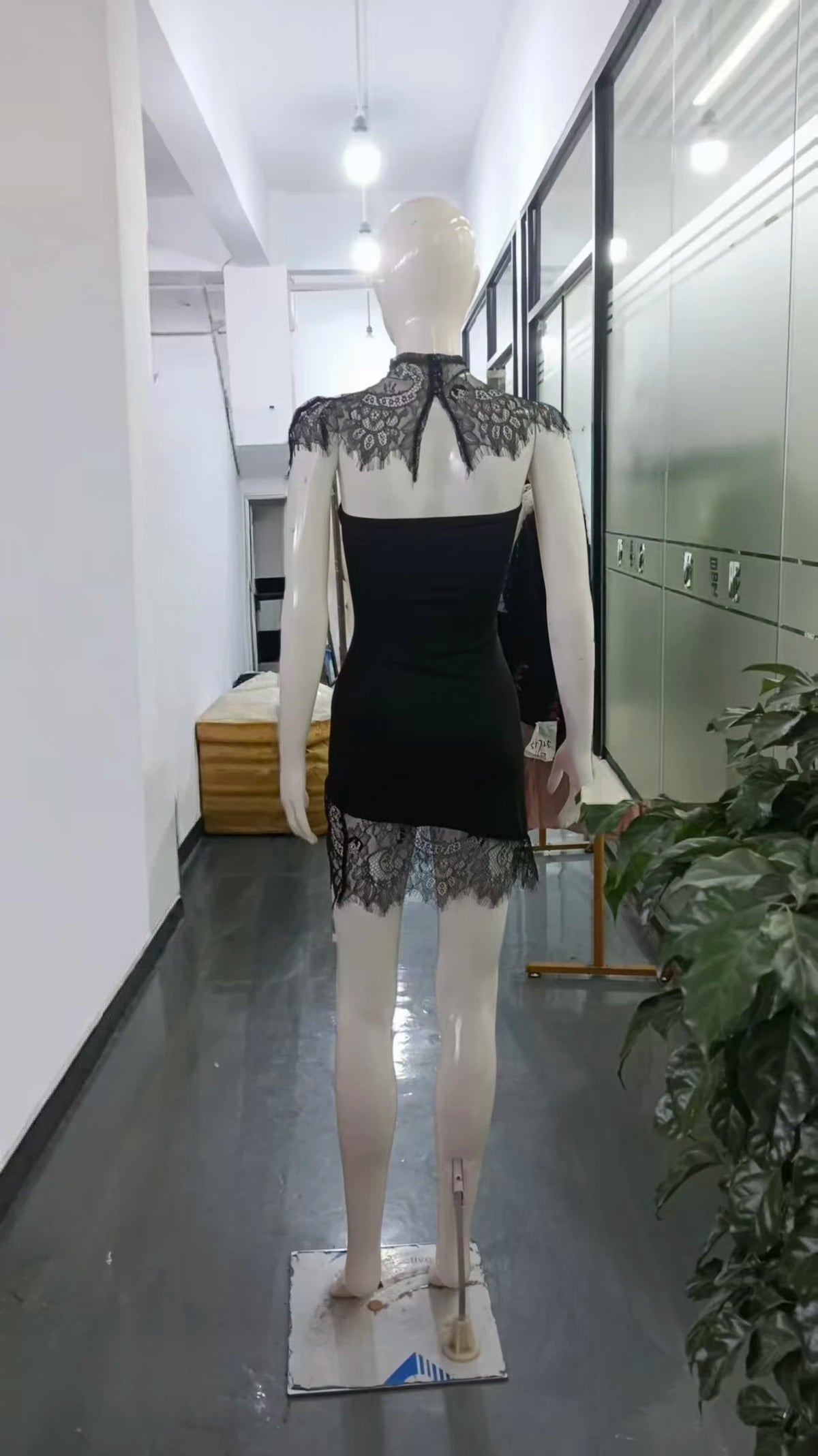 Vestido Curto de Renda com Gola Alta — Modelo B em Preto — foto 12 | Tolobasao