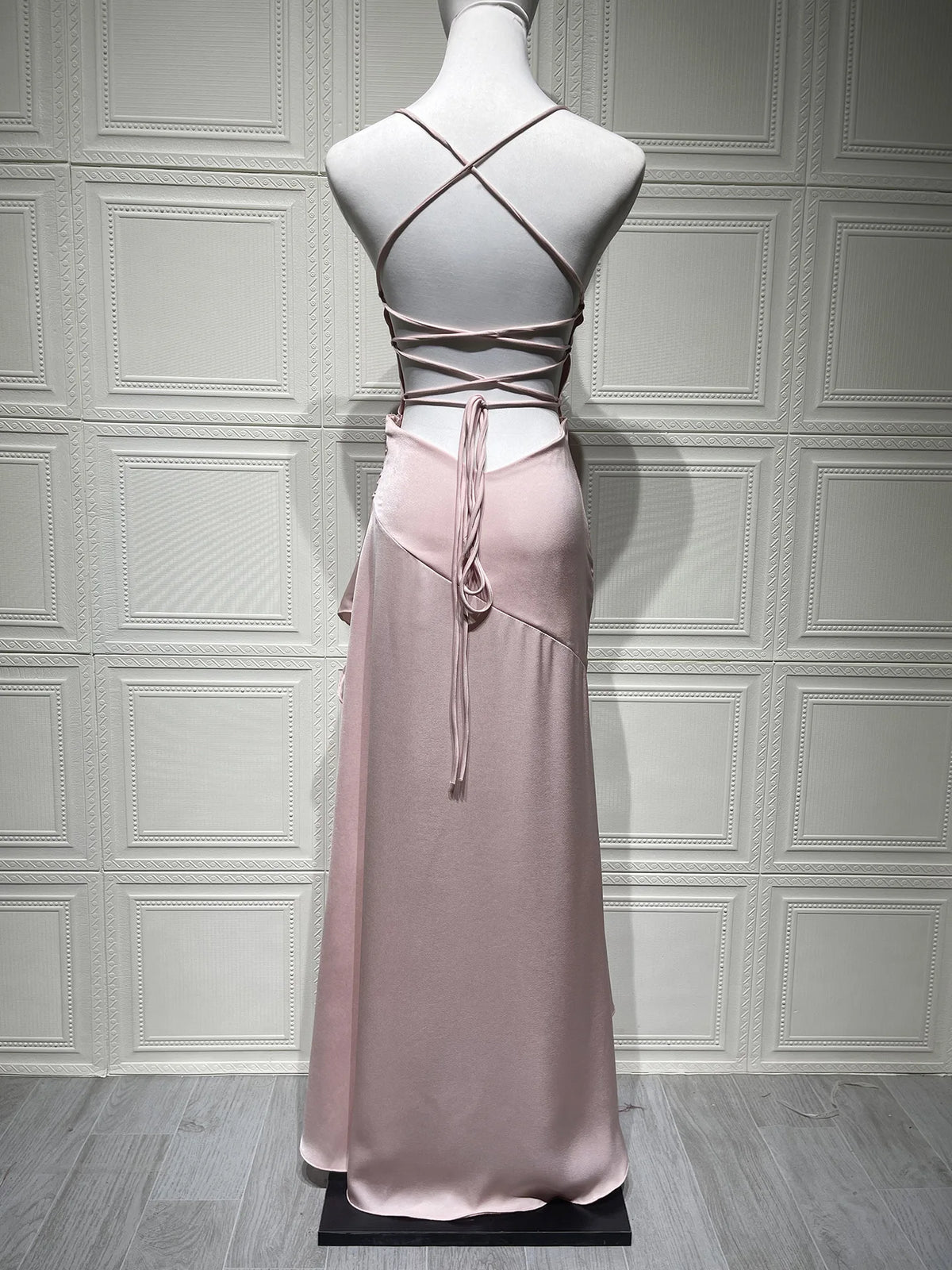 Vestido Comprido Acetinado com Folhos — foto 13 | Tolobasao