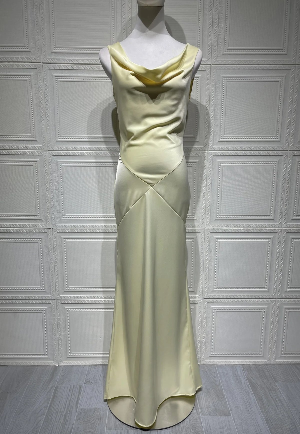 Vestido Comprido Acetinado com Costas Descobertas — Amarelo — foto 11 | Tolobasao