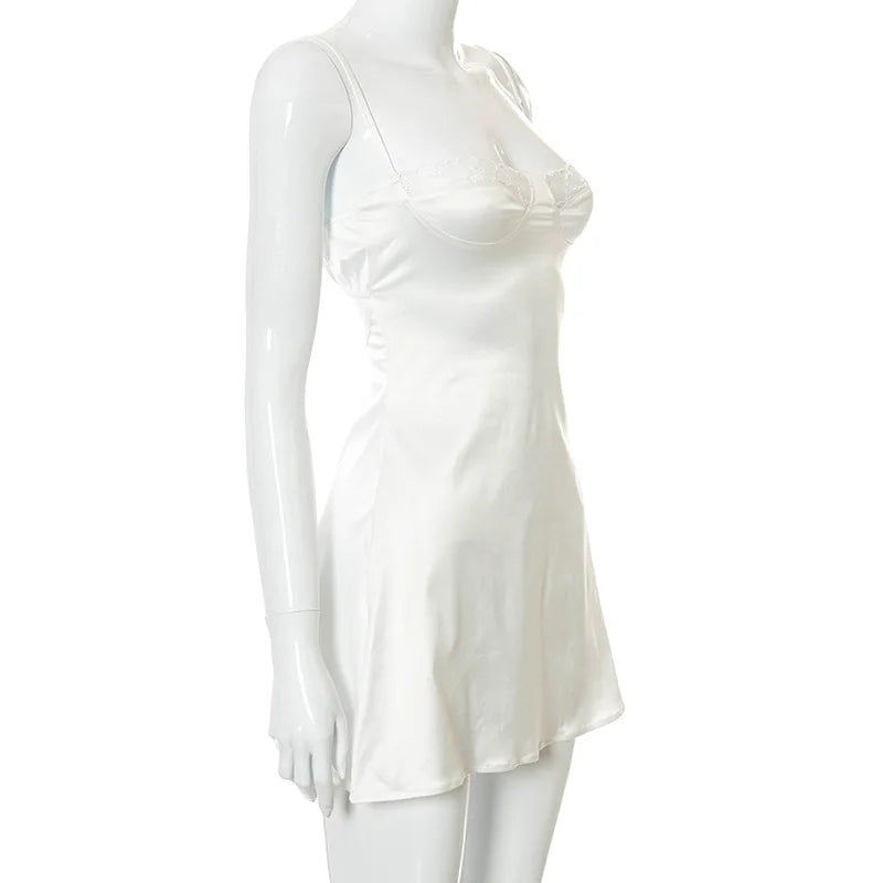 Vestido Curto de Cetim com Renda e Costas Descobertas — foto 21 | Tolobasao