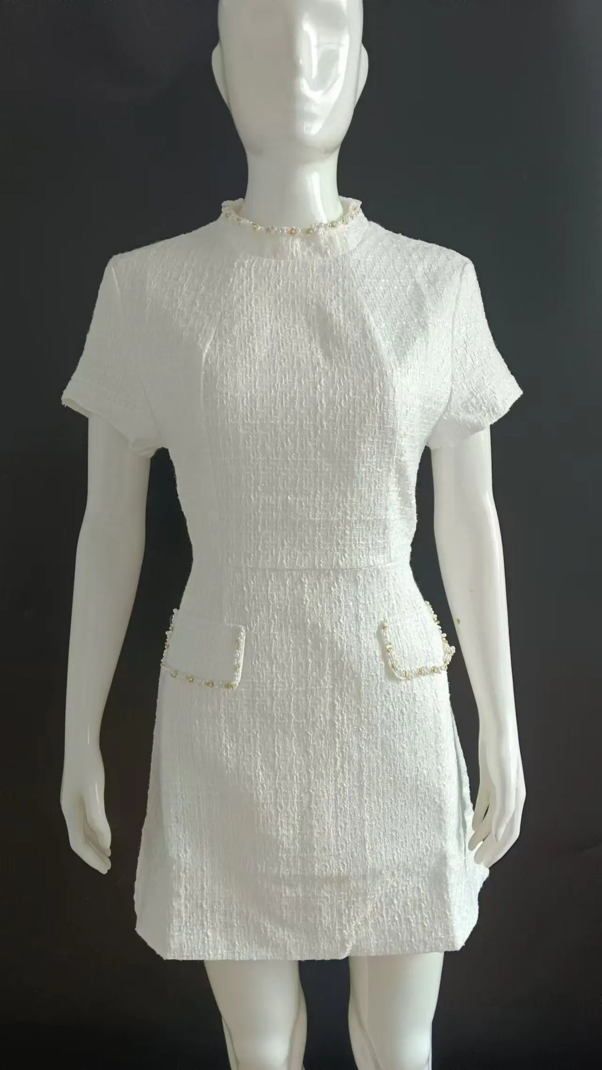 Vestido Curto em Tweed com Ombros Estruturados — foto 26 | Tolobasao