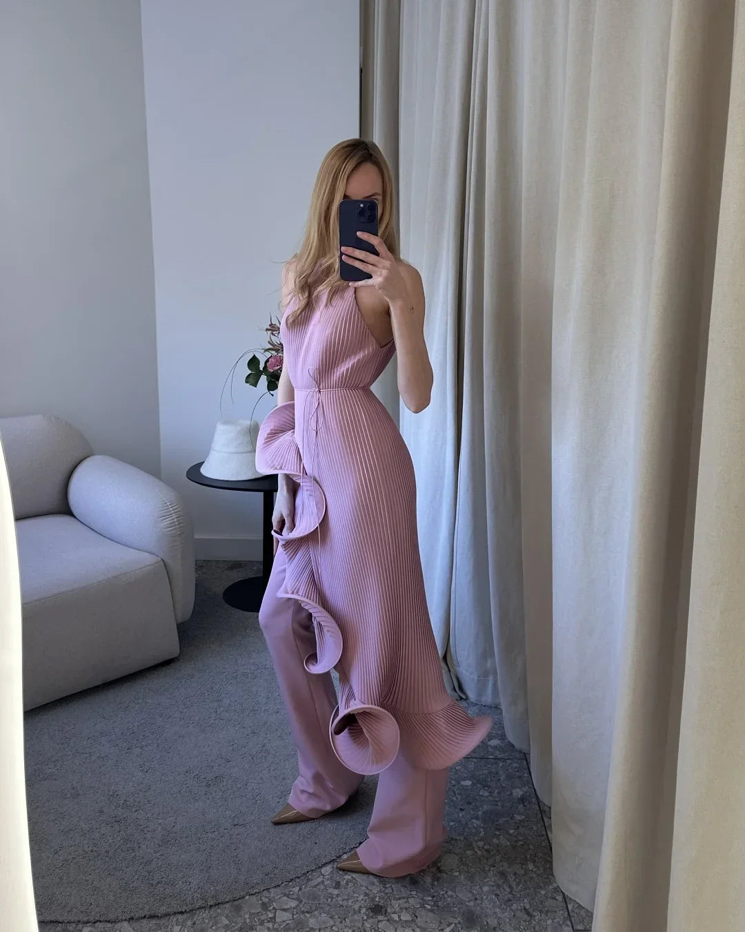 Vestido Midi Plissado com Decote Halter — foto 3 | Tolobasao
