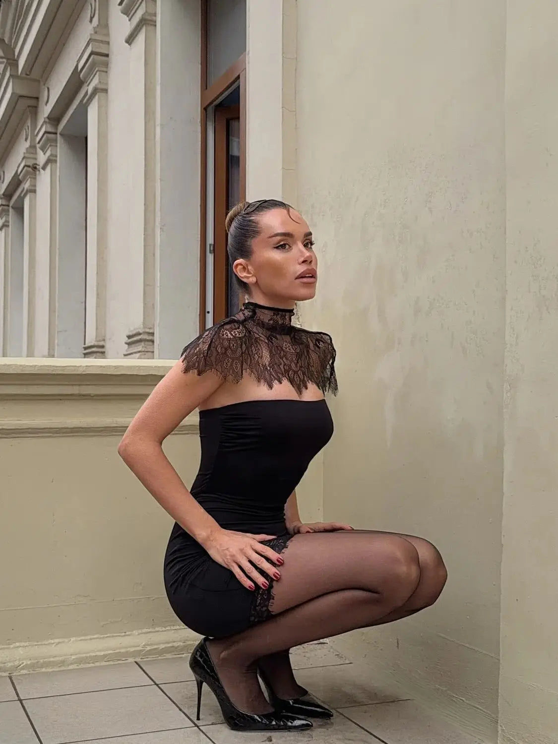 Vestido Curto de Renda com Gola Alta — Modelo B em Preto — foto 3 | Tolobasao