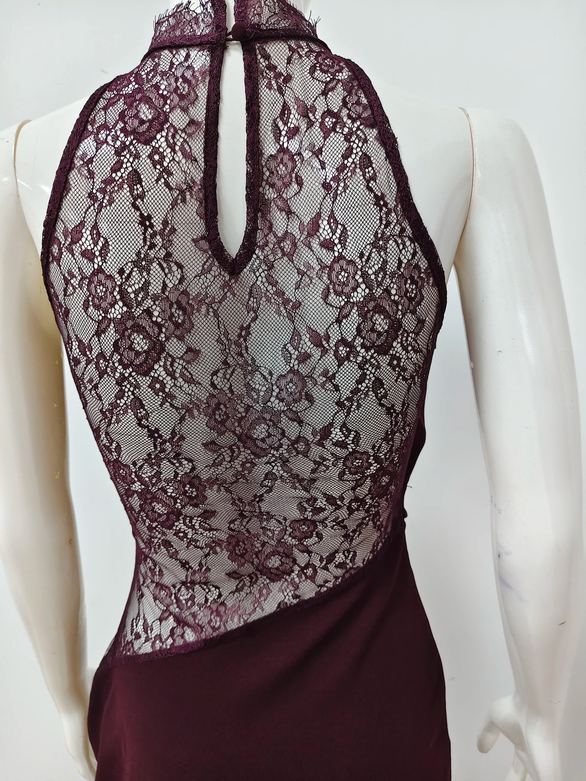 Vestido Curto Branco de Renda com Gola Alta — foto 11 | Tolobasao
