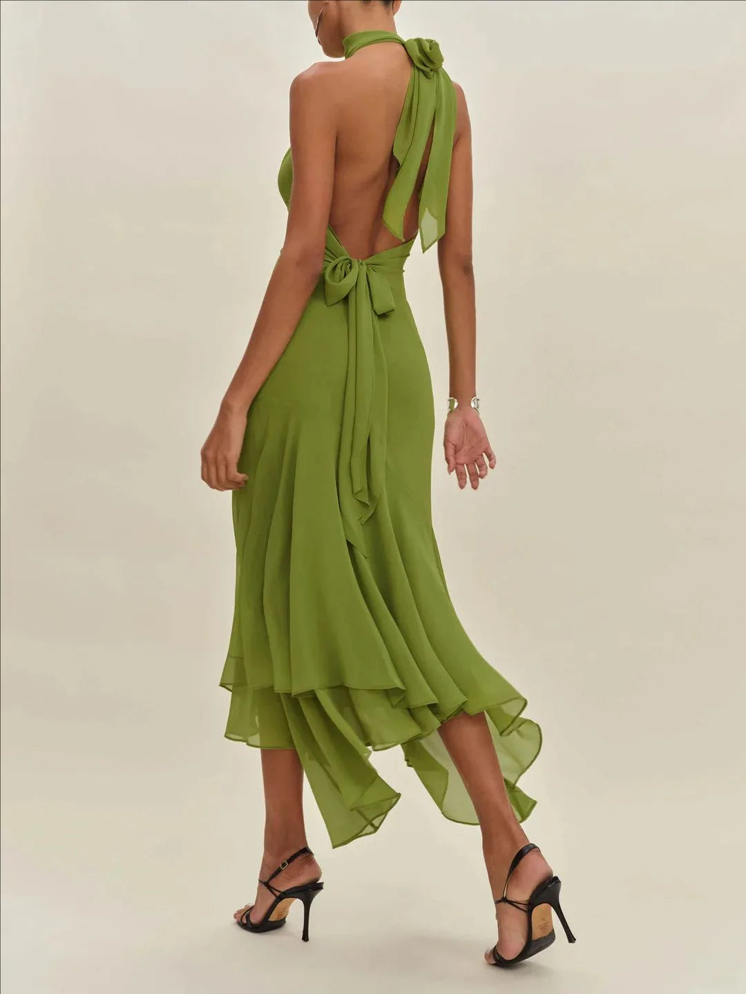 Vestido Comprido com Decote Halter, Folhos e Costas Descobertas em Verde — foto 5 | Tolobasao