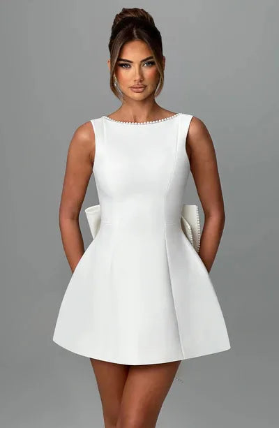 Vestido Curto com Laço de Pérolas e Costas Descobertas — foto 21 | Tolobasao