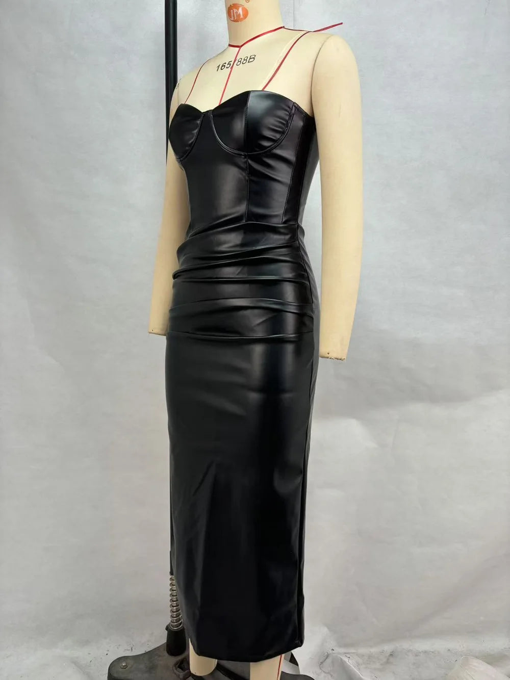 Vestido Comprido Vermelho com Efeito Couro e Corpete — foto 11 | Tolobasao