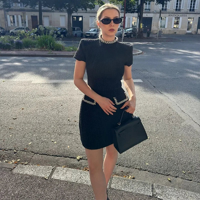 Vestido Curto em Tweed com Ombros Estruturados — foto 20 | Tolobasao