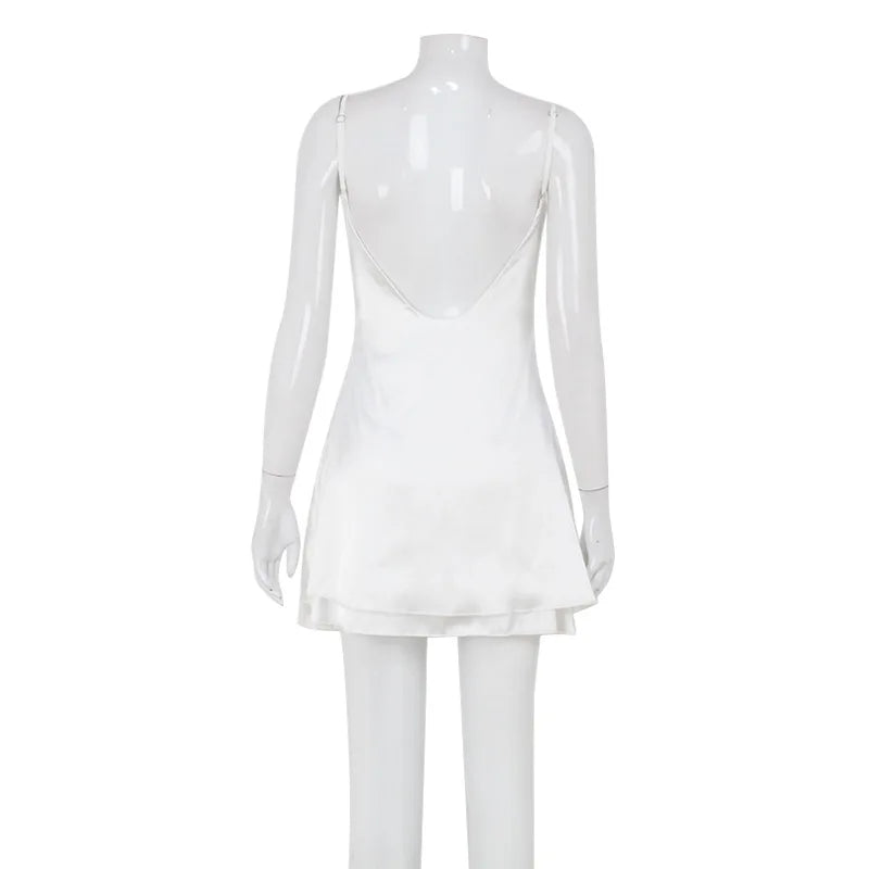 Vestido Curto de Cetim com Renda e Costas Descobertas — foto 12 | Tolobasao