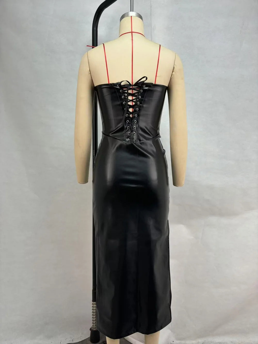 Vestido Comprido Vermelho com Efeito Couro e Corpete — foto 12 | Tolobasao