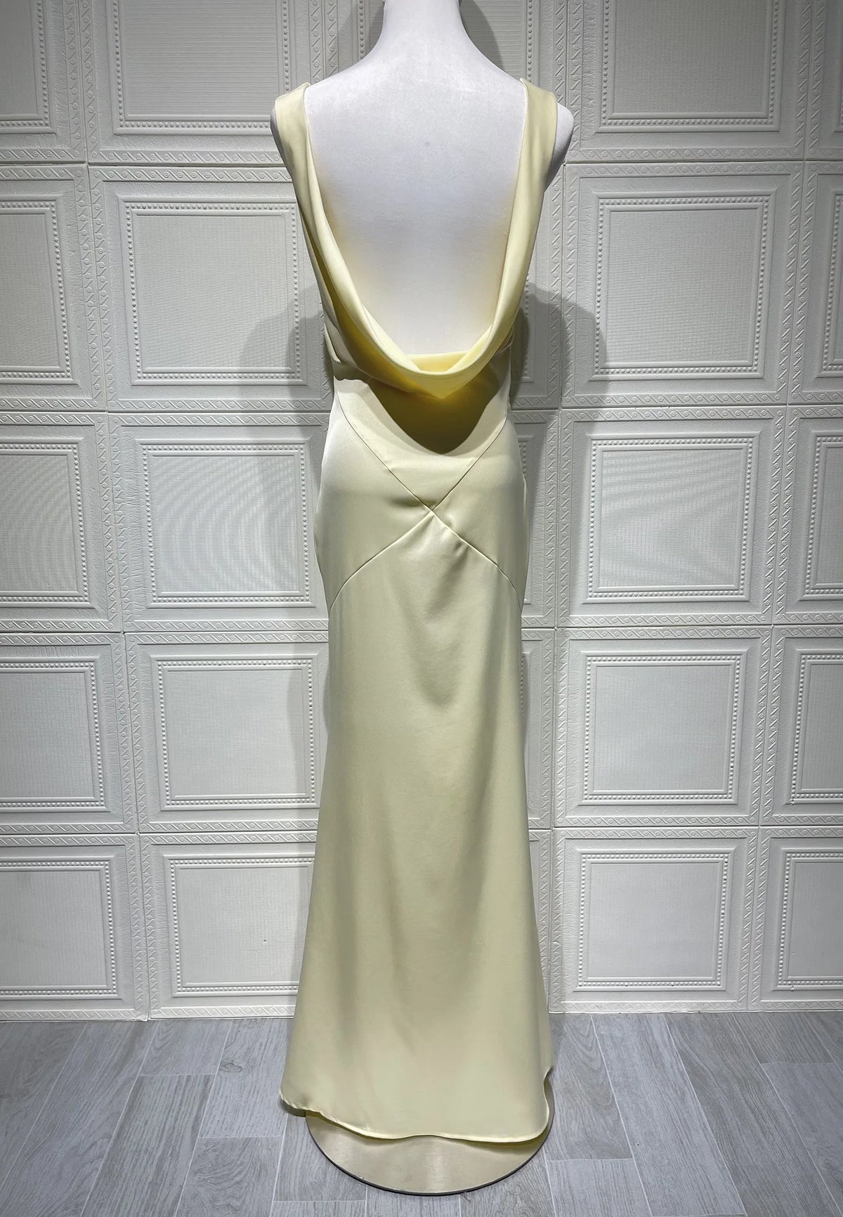 Vestido Comprido Acetinado com Costas Descobertas — Amarelo — foto 12 | Tolobasao