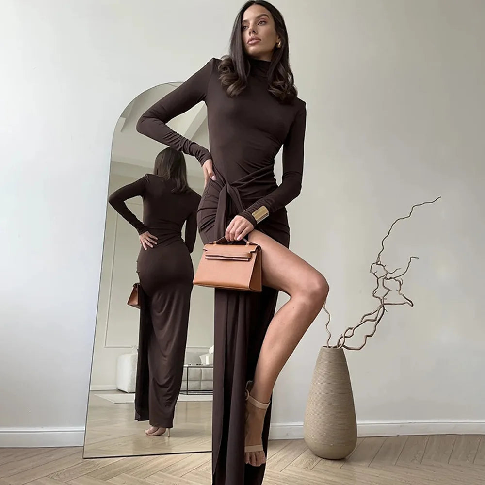 Vestido Comprido de Malha com Gola Alta e Ombreiras — foto 4 | Tolobasao