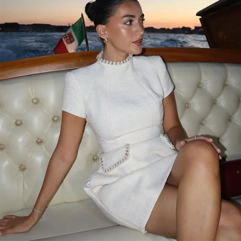 Vestido Curto em Tweed com Ombros Estruturados — foto 2 | Tolobasao